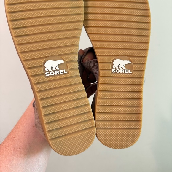 NWOT Sorel Ella II Sandal in Ash Brown/Metallic Silver Size 10 - Picture 4 of 5